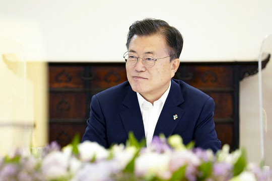 문재인 대통령이 30일 헌법기관장들을 초청해 오찬하고 있다. 청와대 제공.